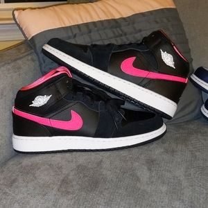 Retro Jordan 1 black hyper pink white